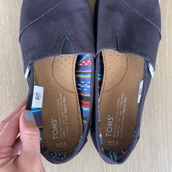 TOMS Classic Slip On Alpargata Canvas, size 7.5 - Picture 3 of 5